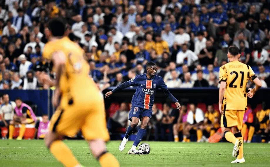 电讯报：尽管输球，但库尼亚和姆伯莫的表现让曼